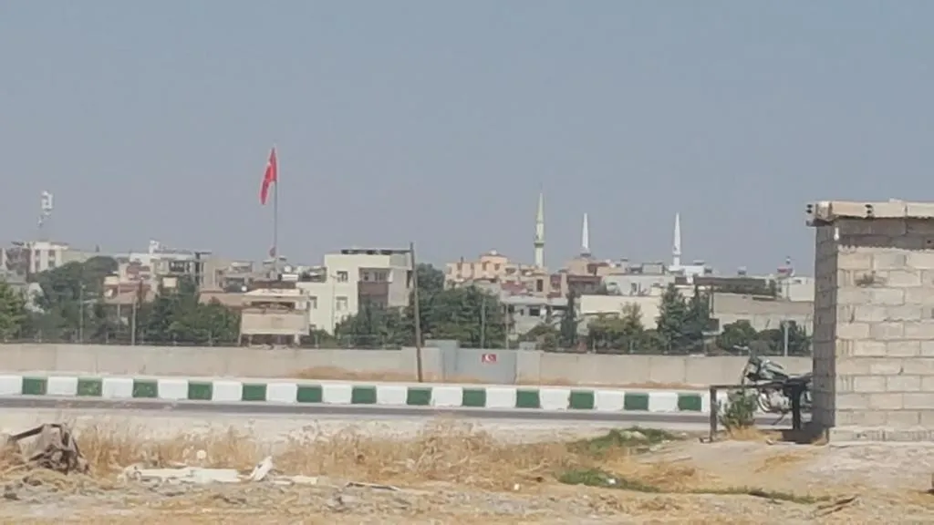 Gendarme turco viola a dos niñas de Hama en la frontera de Girê Spi