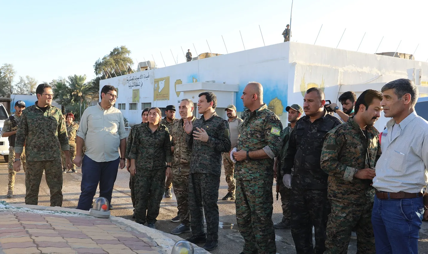 Mazloum Abdi y comandantes de las SDF inspeccionan instituciones militares y civiles en Deir ez-Zor