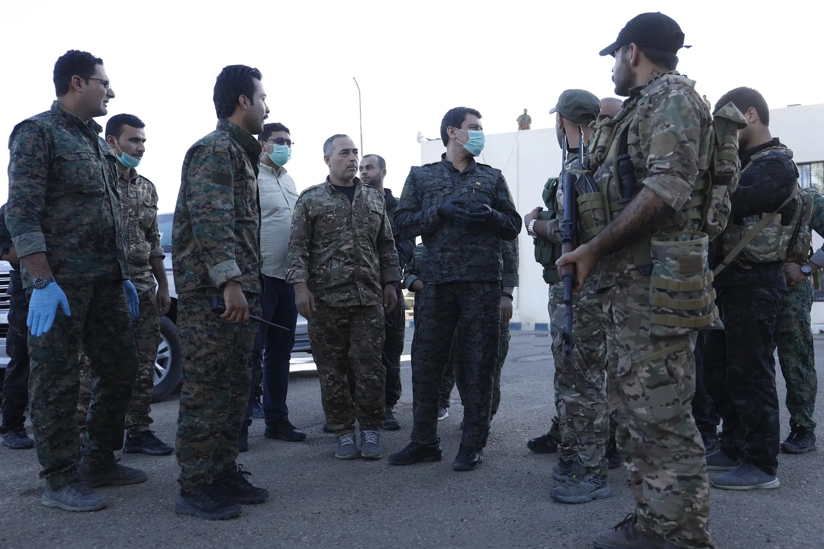 Mazloum Abdi y comandantes de las SDF inspeccionan instituciones militares y civiles en Deir ez-Zor