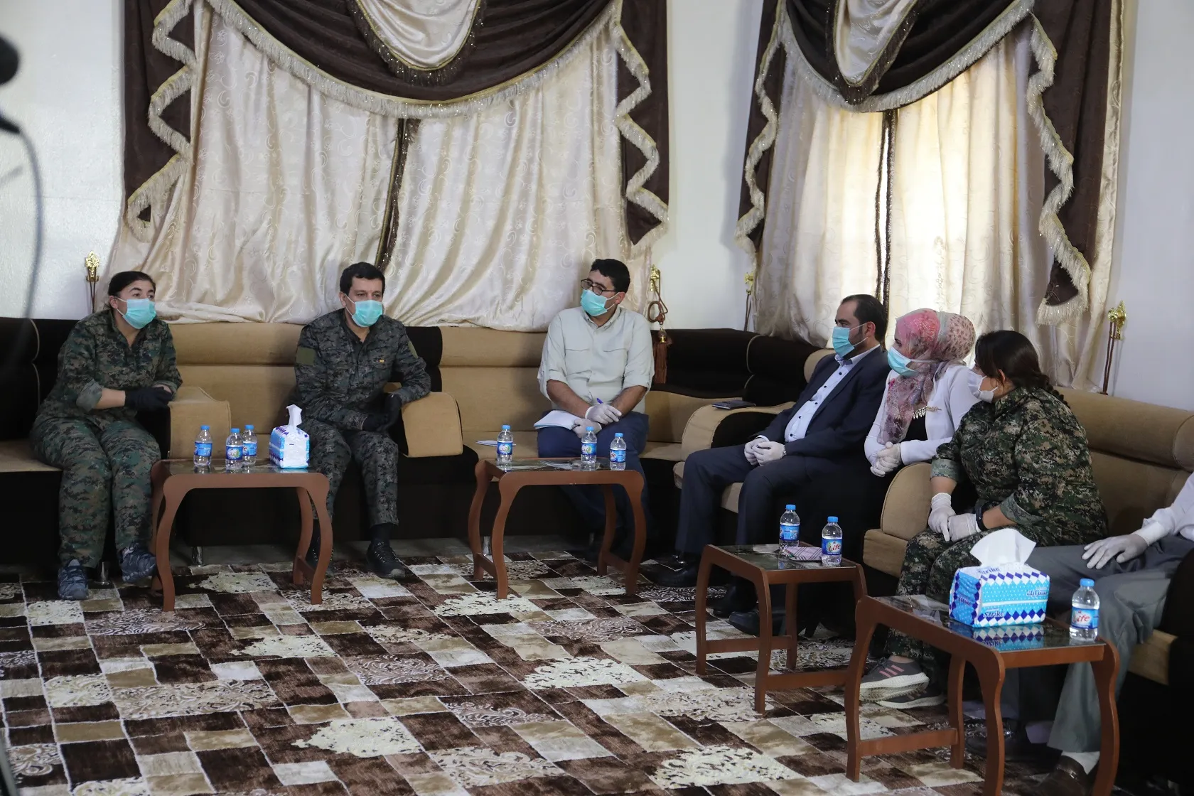 Mazloum Abdi y comandantes de las SDF inspeccionan instituciones militares y civiles en Deir ez-Zor