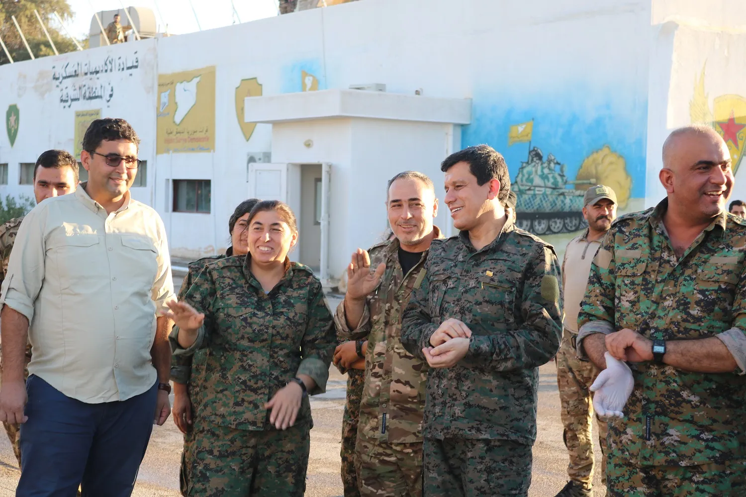 Mazloum Abdi y comandantes de las SDF inspeccionan instituciones militares y civiles en Deir ez-Zor