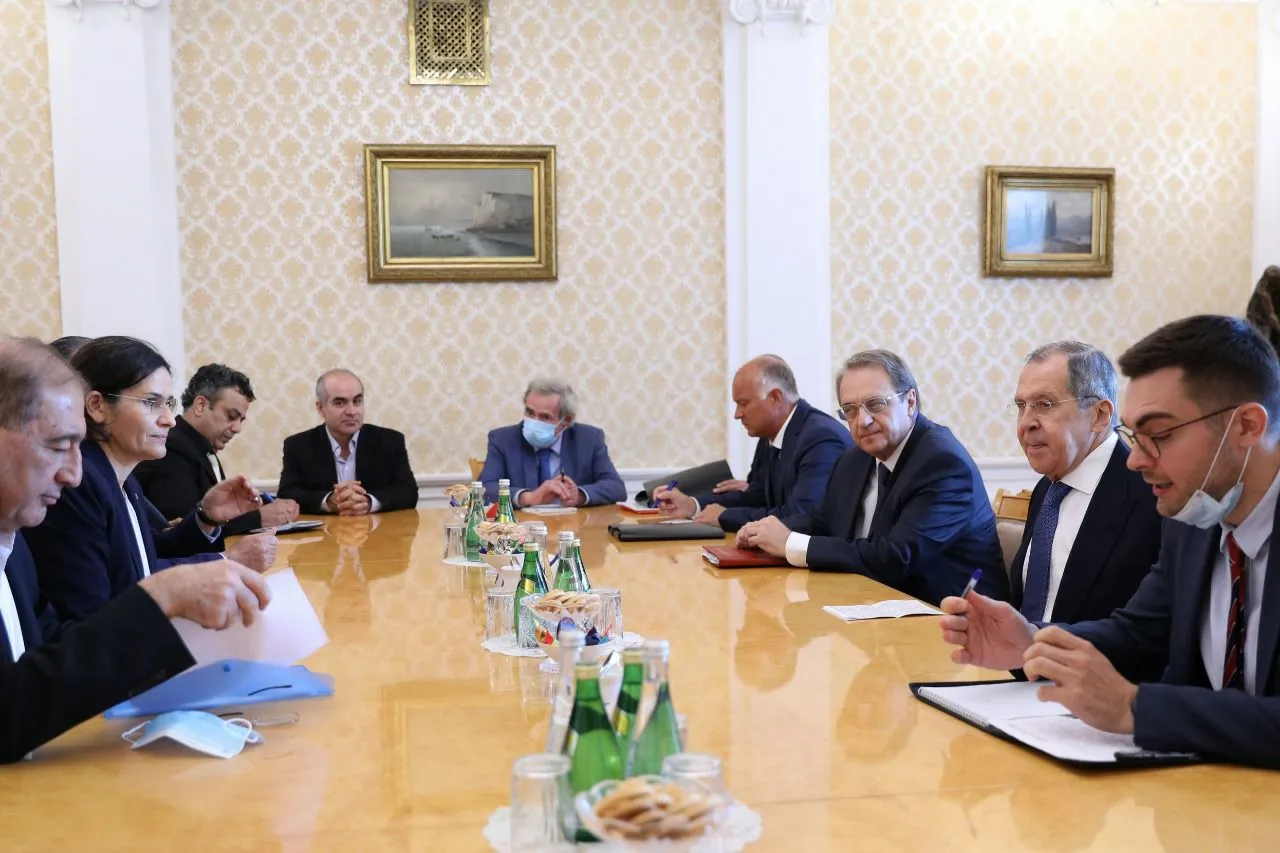 Lavrov confirma a la delegación de la SDC la determinación de Rusia de contribuir al diálogo entre sirios