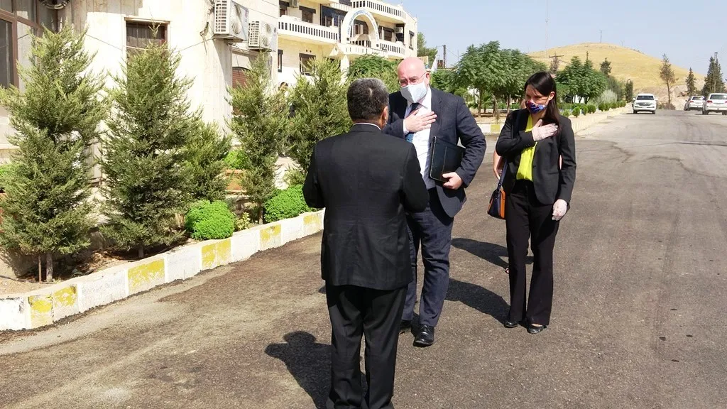 Una delegación británica encabezada por el enviado especial a Siria visita el NE de Siria