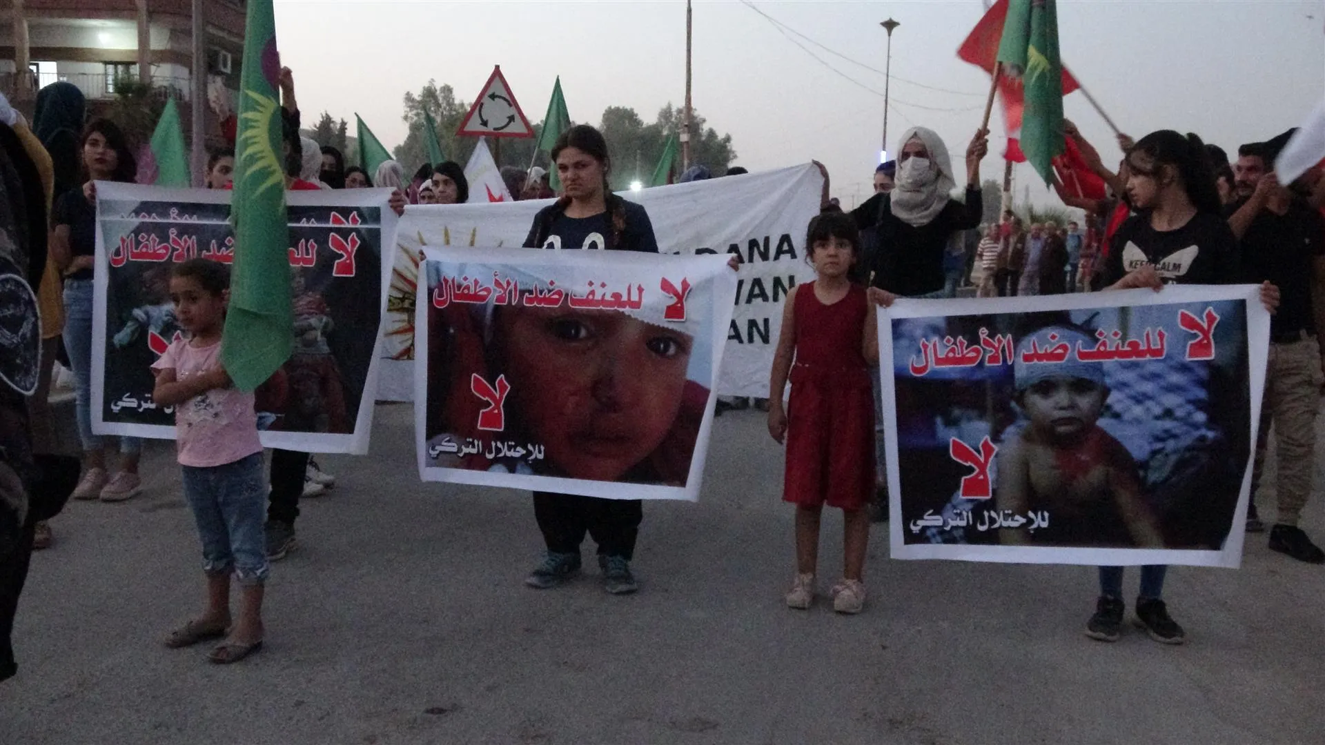 Los jóvenes marchan en al-Hasakah para apoyar la campaña "Definitivamente triunfaremos"