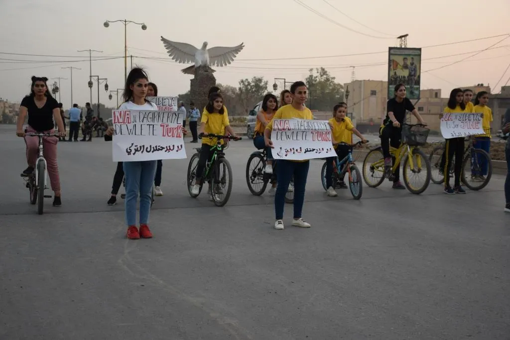 Mujeres jóvenes organizan rally de bicicletas