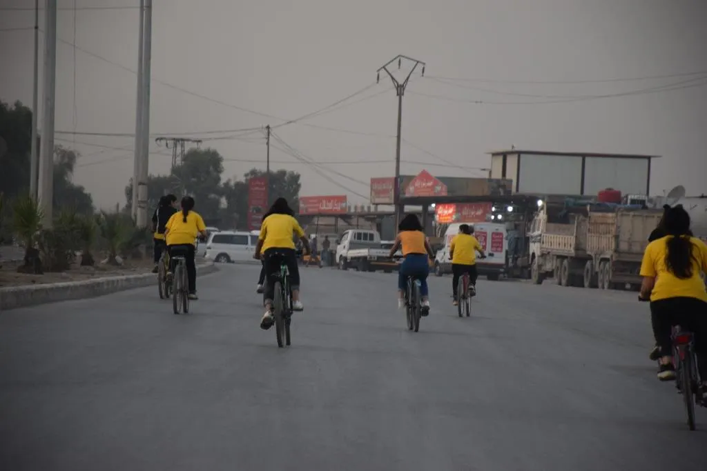 Mujeres jóvenes organizan rally de bicicletas