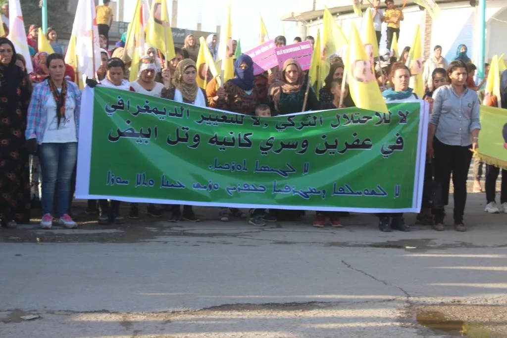 Manifestación en Al-Darbasiyah denunciando el estricto aislamiento del líder Ocalan