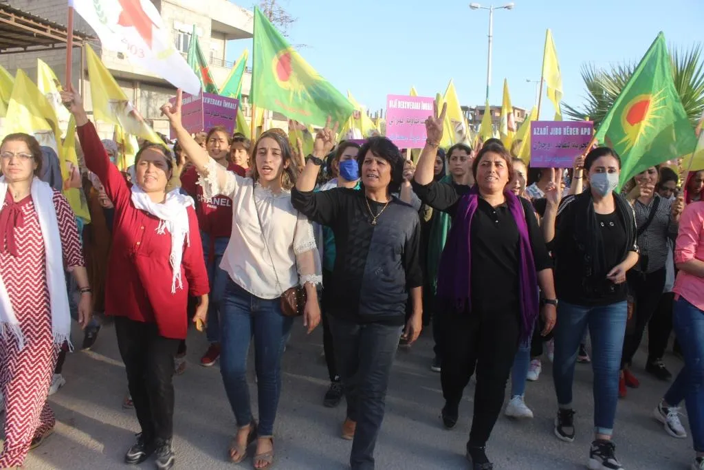 Manifestación en Al-Darbasiyah denunciando el estricto aislamiento del líder Ocalan