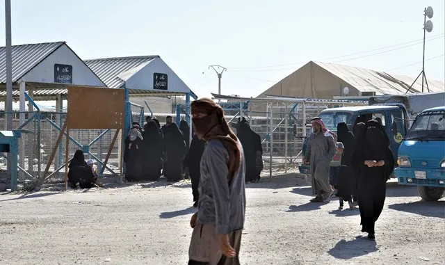 Familias sirias entre abandonar el campamento de Al-Hol o no dejarlo