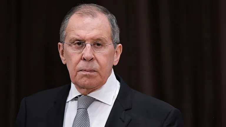 En una referencia a Turquía, Lavrov pide a las partes que no presionen por el escenario militar en Karabaj