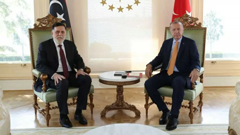 Al-Sarraj visita Turquía recientemente y los observadores advierten sobre un plan para poner fin a la solución política
