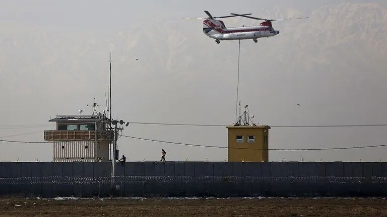 Estados Unidos evacua su base más grande en Afganistán