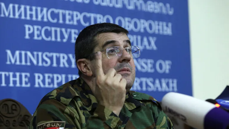 Azerbaiyán anuncia que el presidente de Karabaj está herido; dos partes escalan