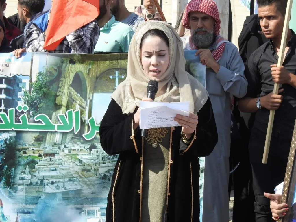 El pueblo de Al-Raqqa se manifiesta para conmemorar el primer aniversario del martirio de Havrin Khalaf