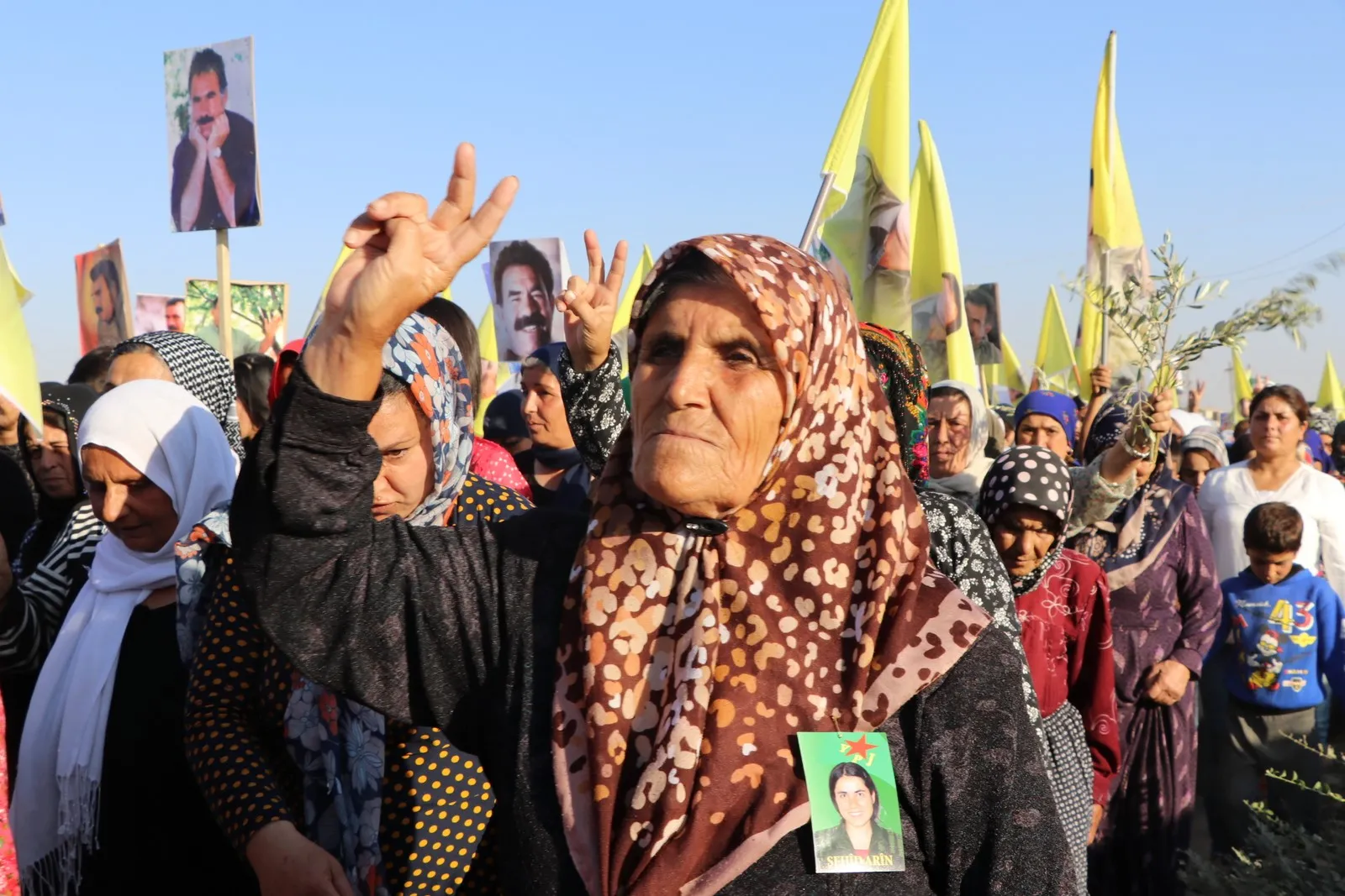 Cientos de desplazados internos de Afrin rechazan la conspiración contra Şingal