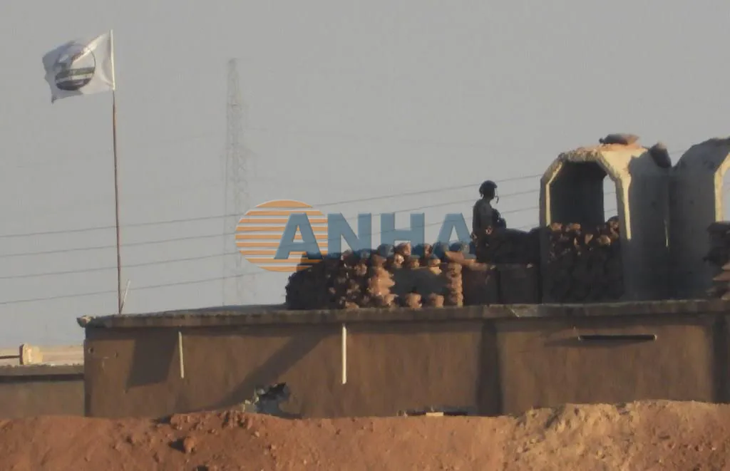 Ocupación turca construyendo bermas alrededor de las aldeas ocupadas de Girê Spî y Ain Issa
