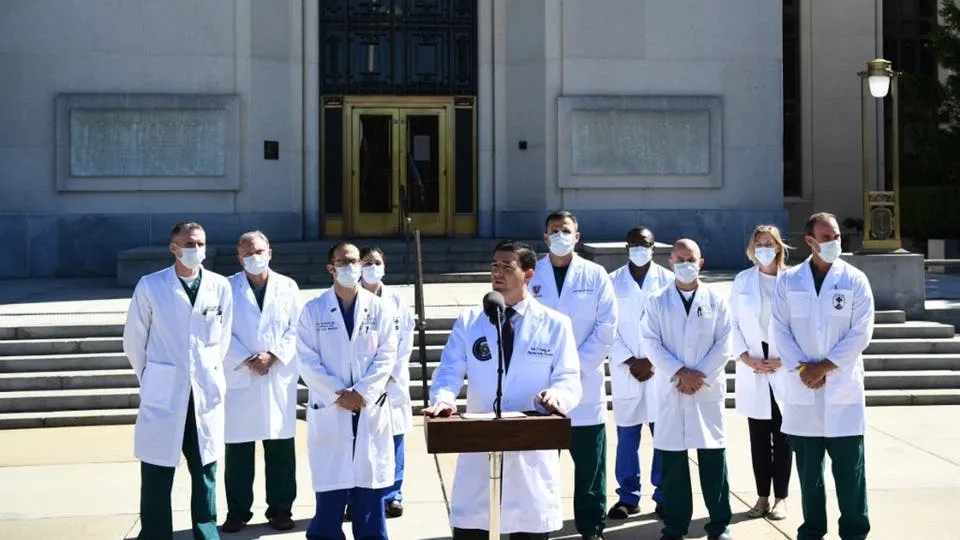 Relatos contradictorios sobre la salud de Trump