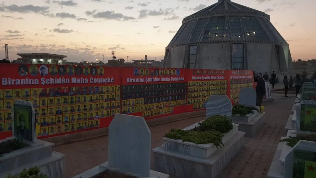 Conmemoración de los mártires de octubre en Kobane encendiendo velas