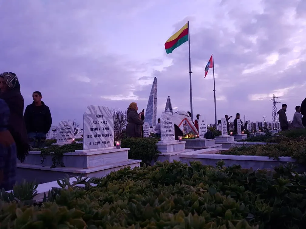 Conmemoración de los mártires de octubre en Kobane encendiendo velas