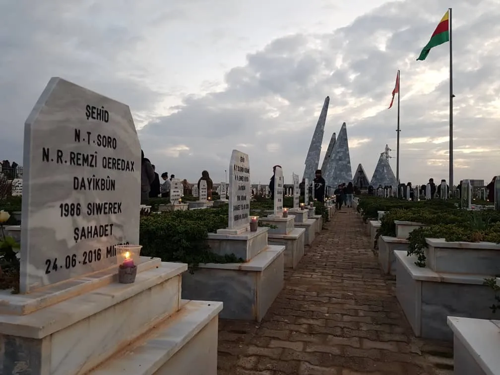 Conmemoración de los mártires de octubre en Kobane encendiendo velas