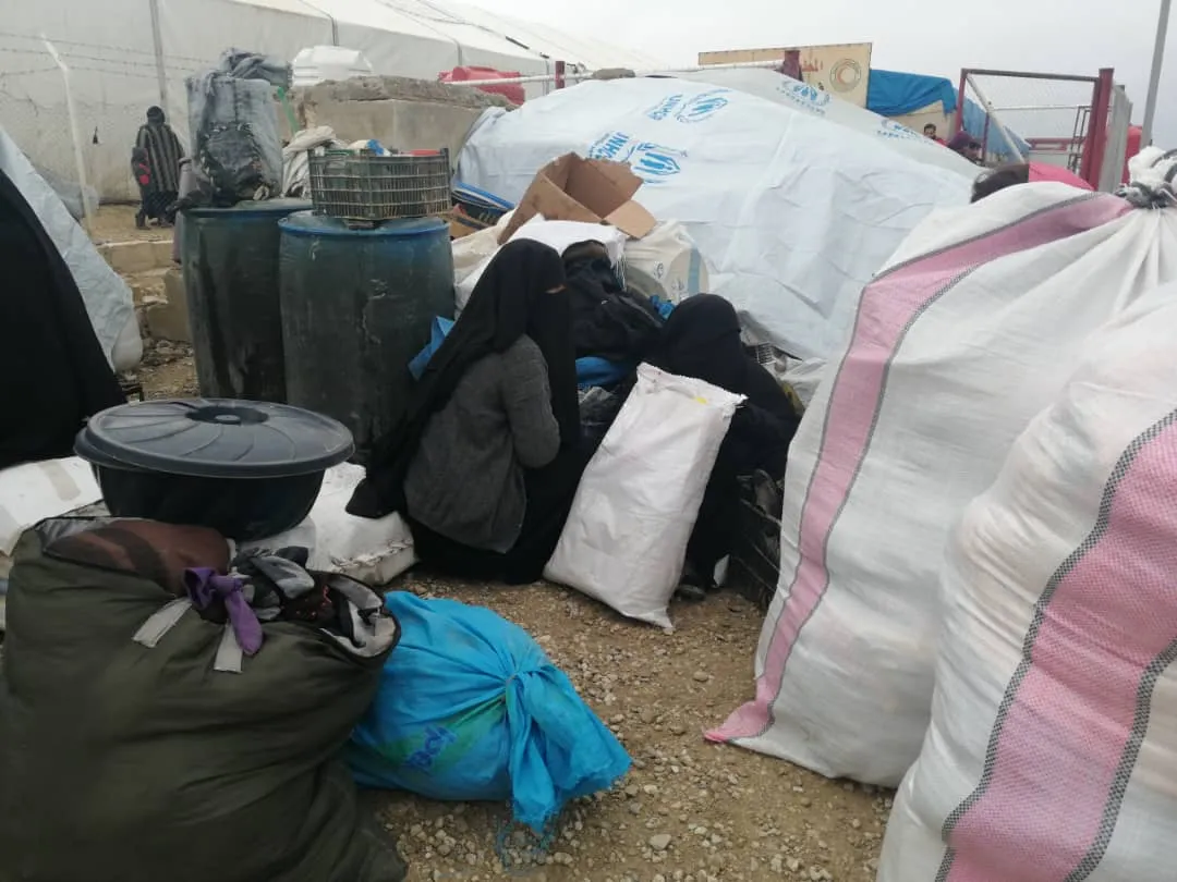 Seis de los desplazados internos sirios abandonan el campamento de al-Hol
