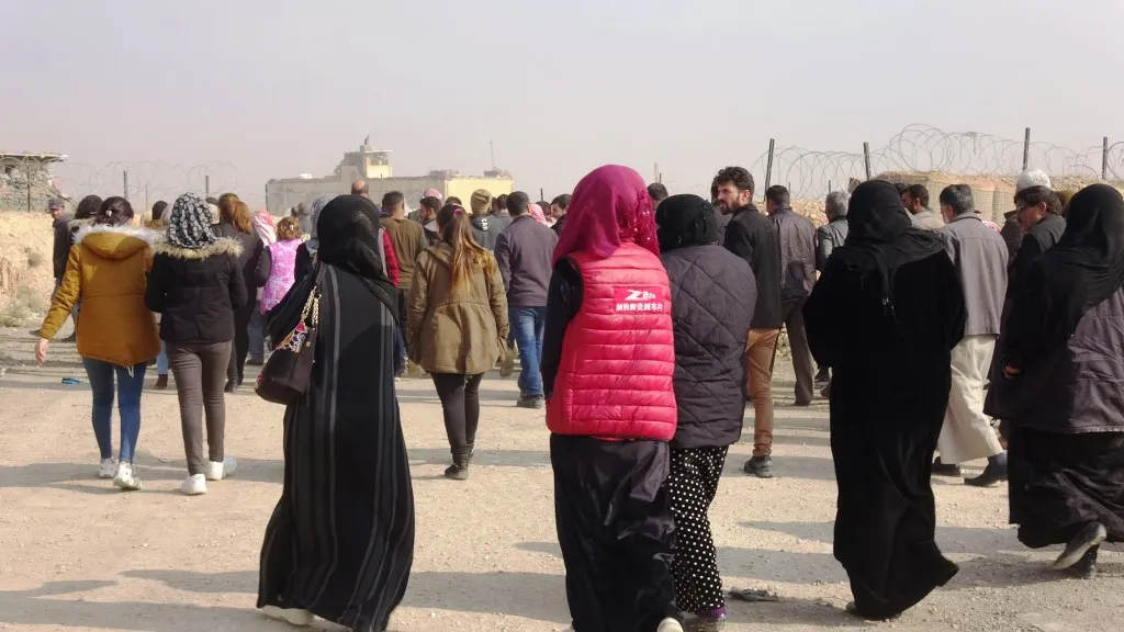 Los residentes de Ain Issa protestan ante la base rusa para denunciar el bombardeo turco