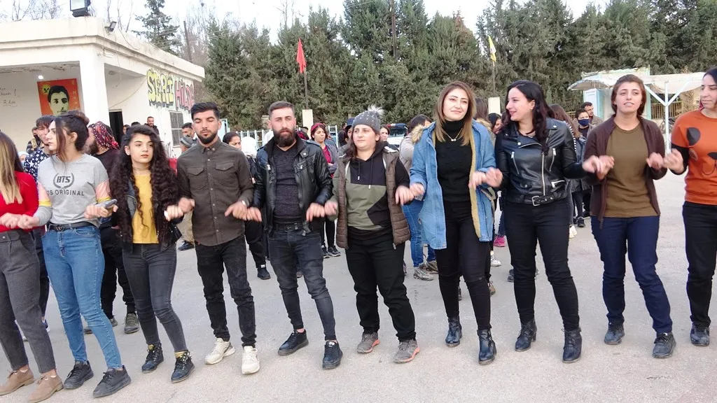 La gente de Dêrik celebra el aniversario del nacimiento del PKK