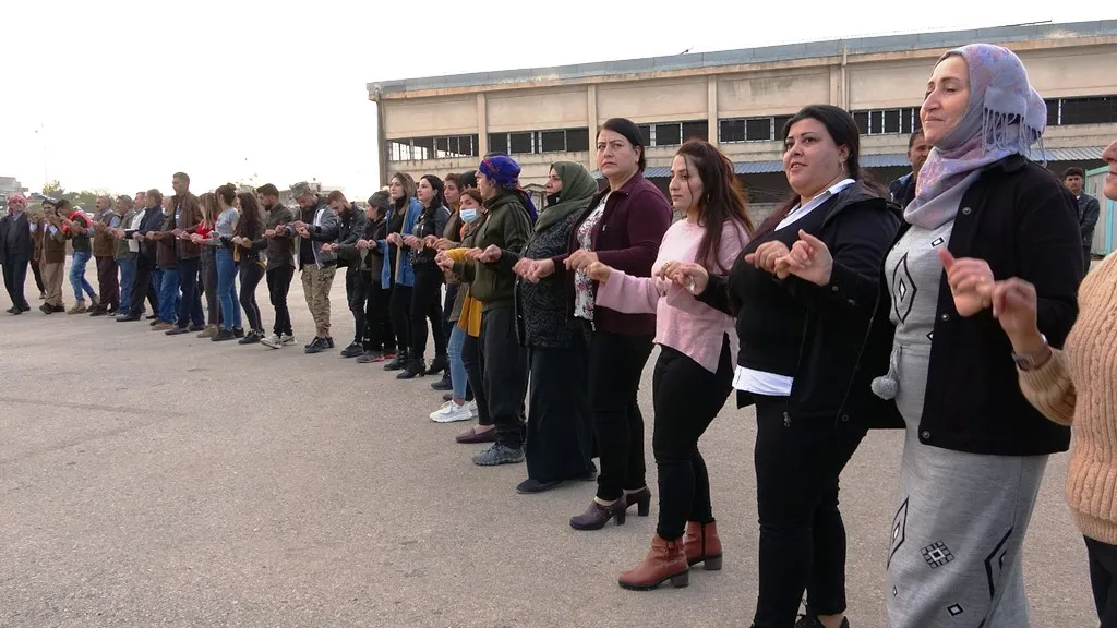 La gente de Dêrik celebra el aniversario del nacimiento del PKK