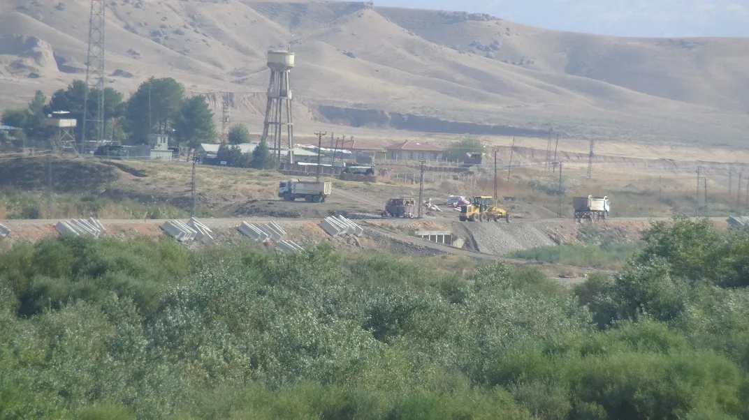 Valla de hormigón en la frontera entre Rojava y Bakur