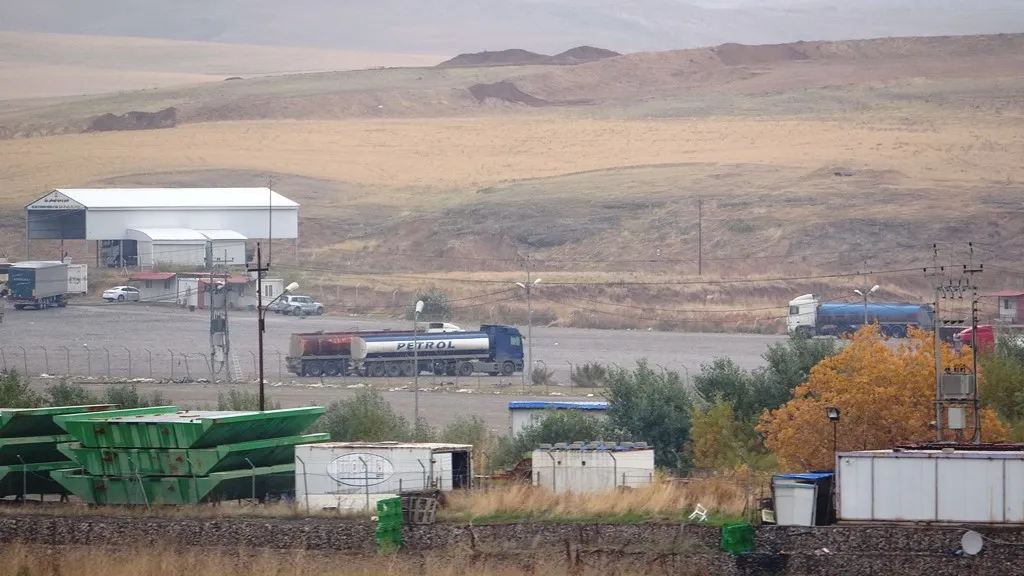 KDP lleva armas pesadas a la frontera adyacente a Rojava