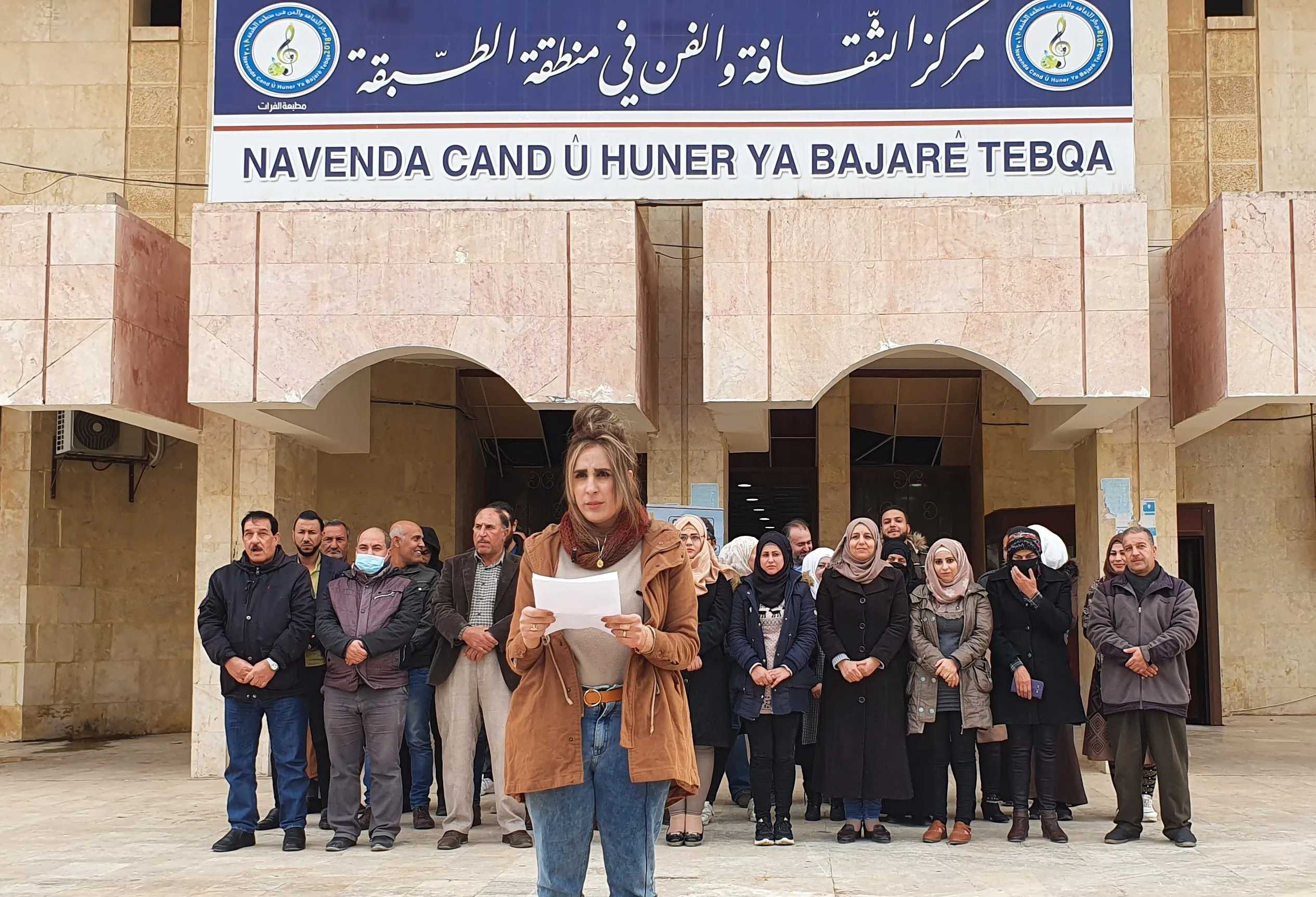 El Comité de Cultura y Arte de Tabqa condena los ataques y crímenes turcos