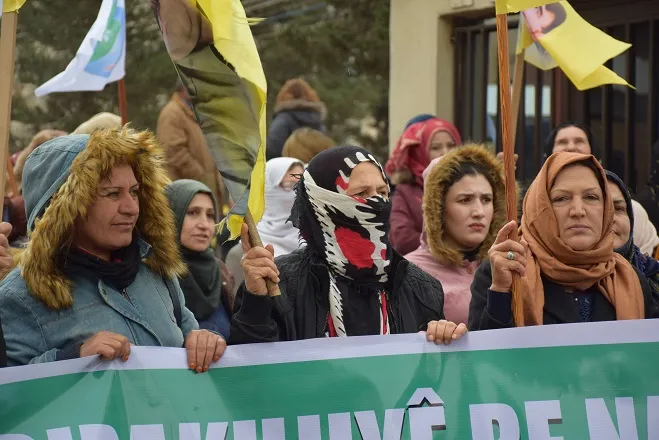 Manifestantes enojados denuncias las políticas del PDK
