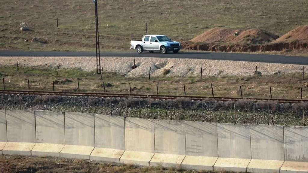 Fuentes ... en automóviles civiles, a través de un aeropuerto civil, la ocupación turca transfiere mercenarios a Rojava