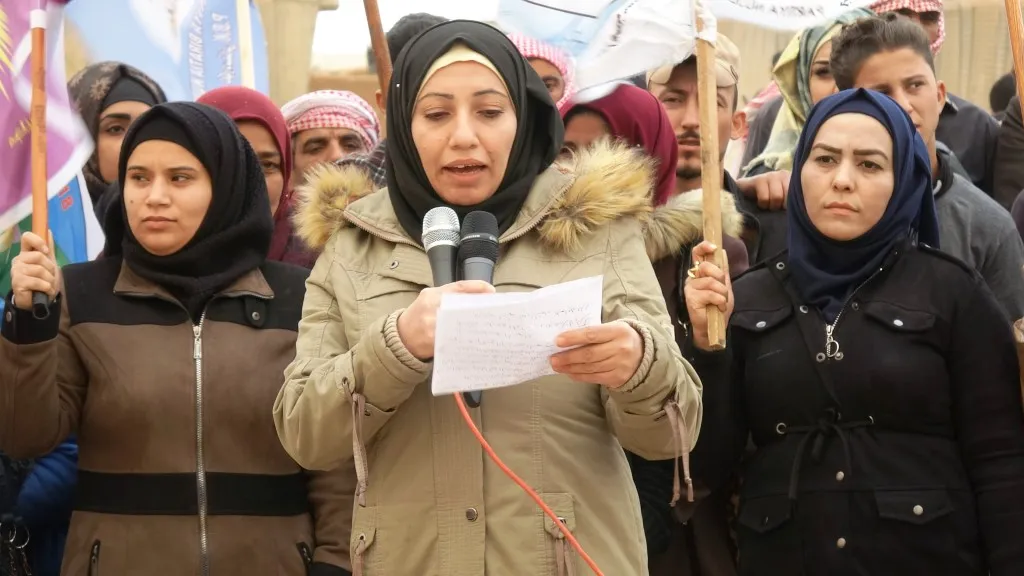 Miles de personas de Manbij fluyen a Ain Issa para confirmar el apoyo a su resistencia