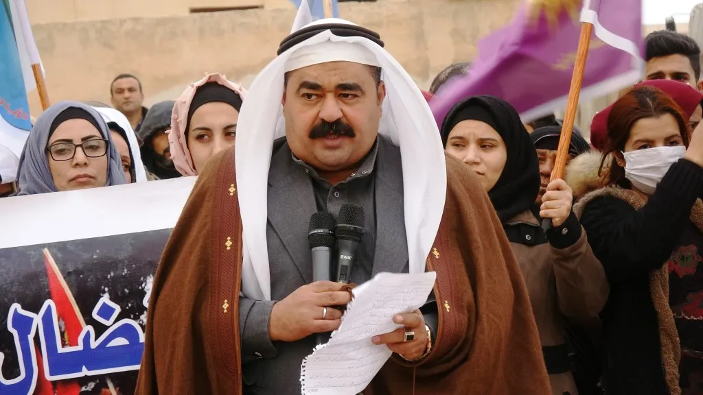 Miles de personas de Manbij fluyen a Ain Issa para confirmar el apoyo a su resistencia