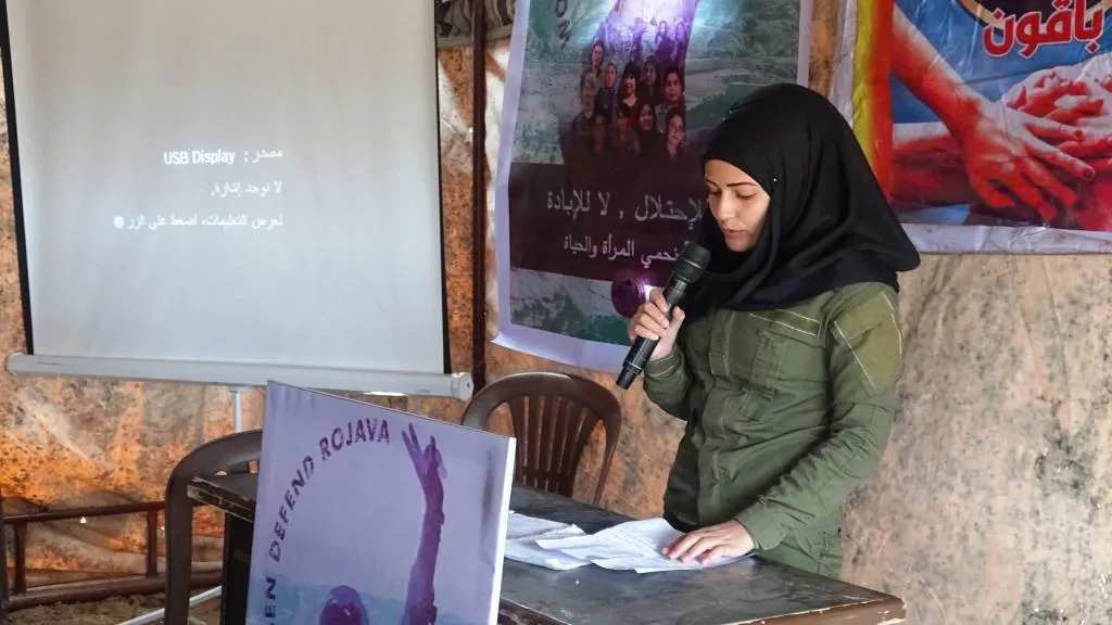 La Administración de Mujeres en al-Raqqa levanta una carpa para denunciar los crímenes de Turquía