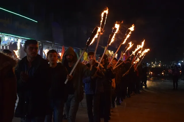 Los jóvenes saludan la resistencia en las cárceles y denuncian el complot contra Şengal durante la procesión de antorchas