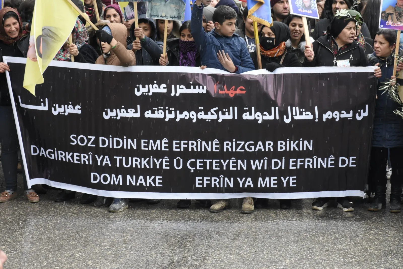 Miles de personas protestan en Alepo contra la ocupación turca de Afrin