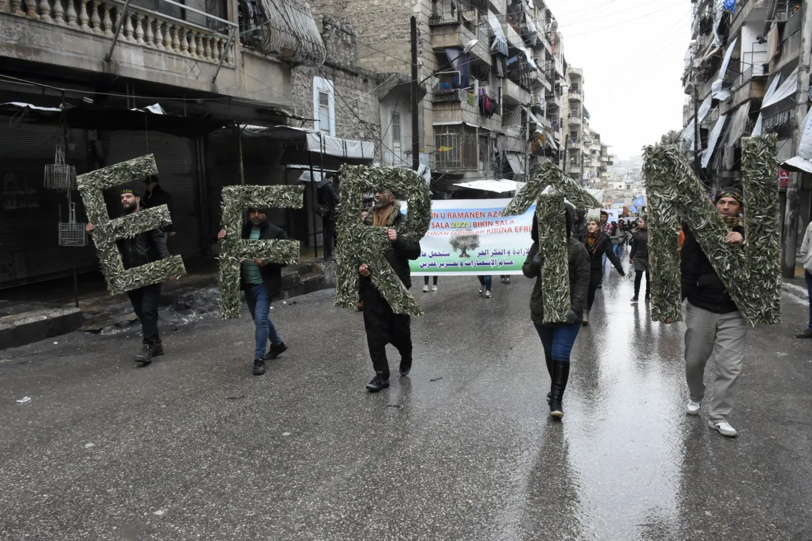 Miles de personas protestan en Alepo contra la ocupación turca de Afrin