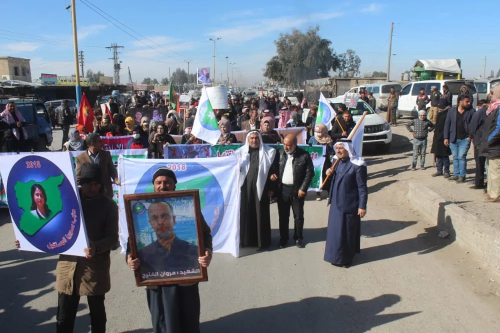 Deir ez-Zor se manifiesta contra la ocupación turca