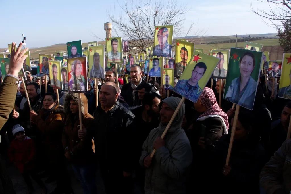 Entrega de carta de protesta a la sede de Rusia en la región del Éufrates