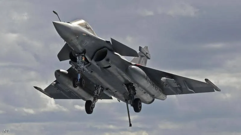 En medio de la enemistad compartida con Turquía, Francia enviará combatientes y fragatas a Grecia