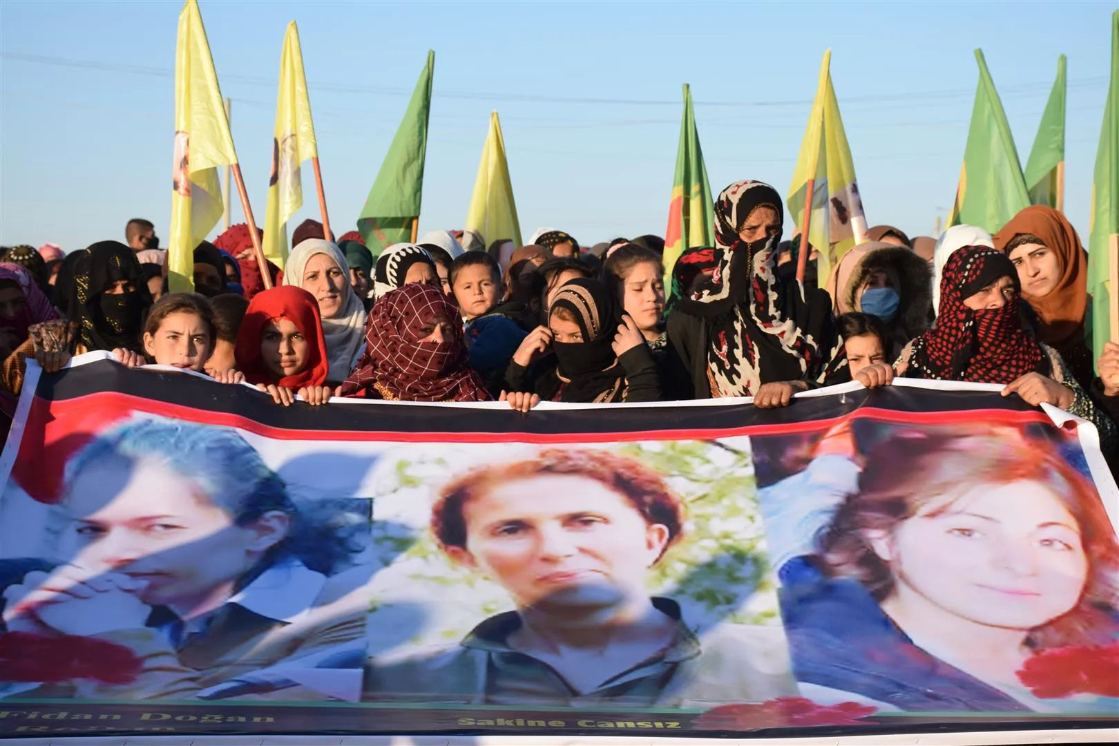 Residentes del campamento de Washokani recuerdan a tres mujeres combatientes de la masacre de París