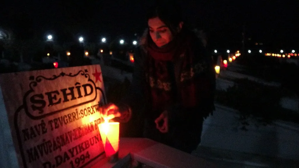Movimiento de Mujeres Jóvenes enciende velas en las tumbas de los mártires en Dêrik