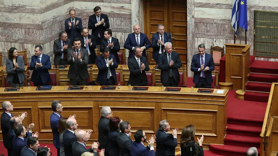 En medio de la tensión con Turquía, el Parlamento griego vota para comprar aviones de combate franceses