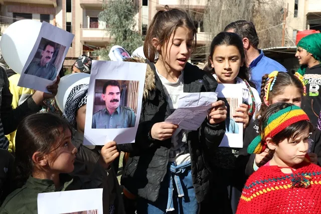 Los niños apoyan al líder con sus mensajes