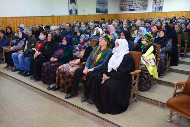 Reuniones de los cantones de Qamishlo y Al-Raqqa denuncian la conspiración internacional contra el líder