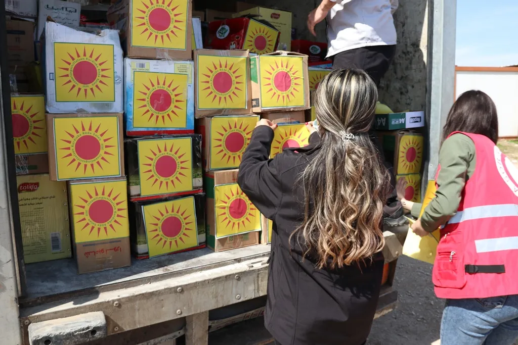 ROJA ŞOR A KURDÎ entrega ayuda al Campamento Newroz