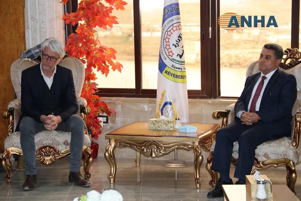 Delegación de los parlamentos europeos y franceses visita el noreste de Siria