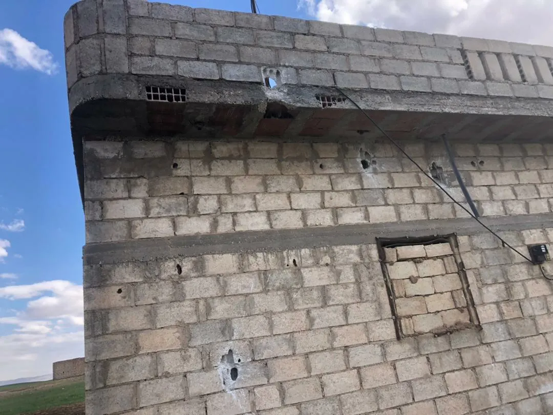 La ocupación turca tiene como objetivo una escuela y casas en la campiña de Tel Tamr